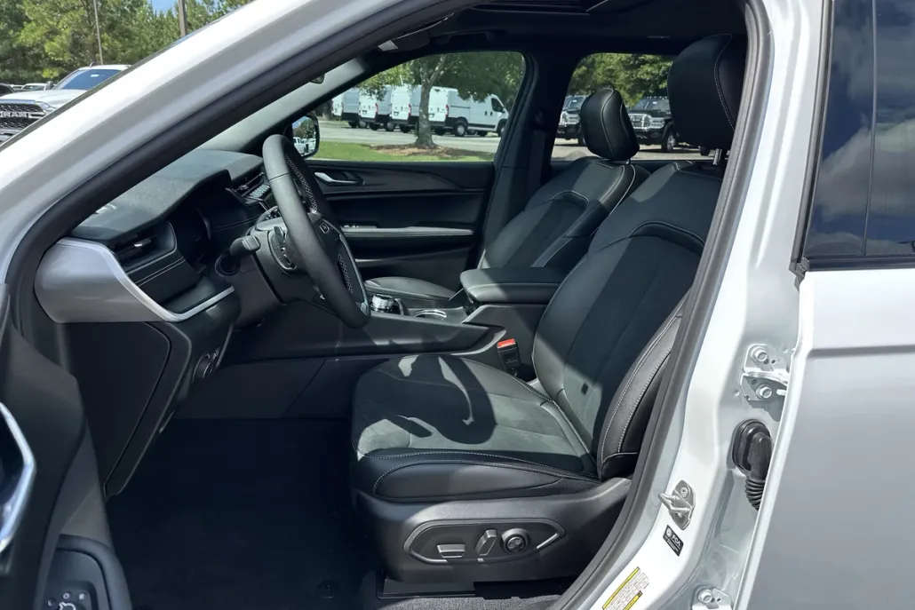 2025 Jeep Grand Cherokee Altitude X photo 1