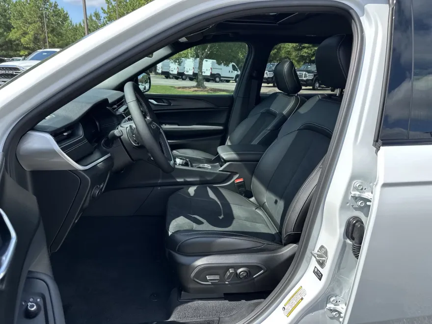 2025 Jeep Grand Cherokee Altitude X photo 1