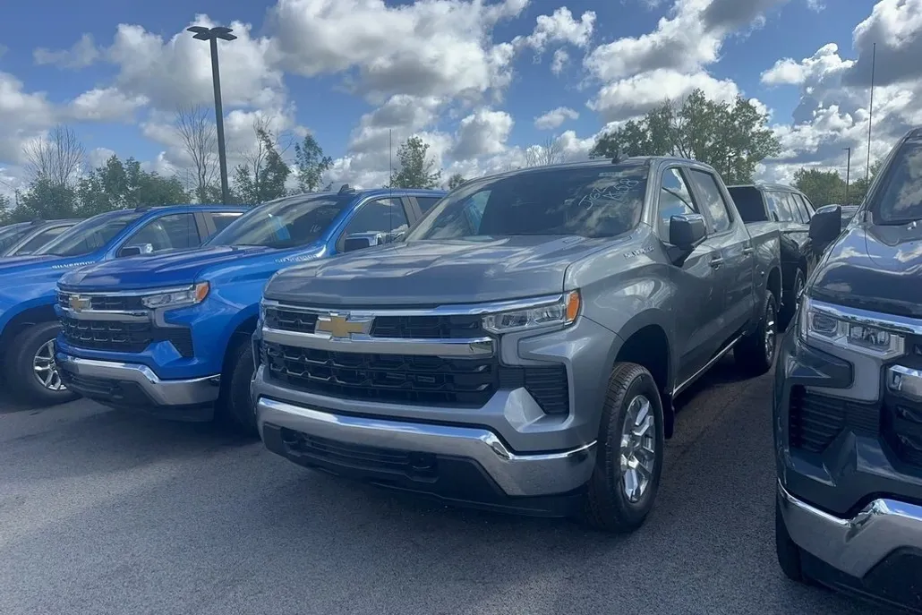 2026 Chevrolet Silverado 1500 LT photo 1