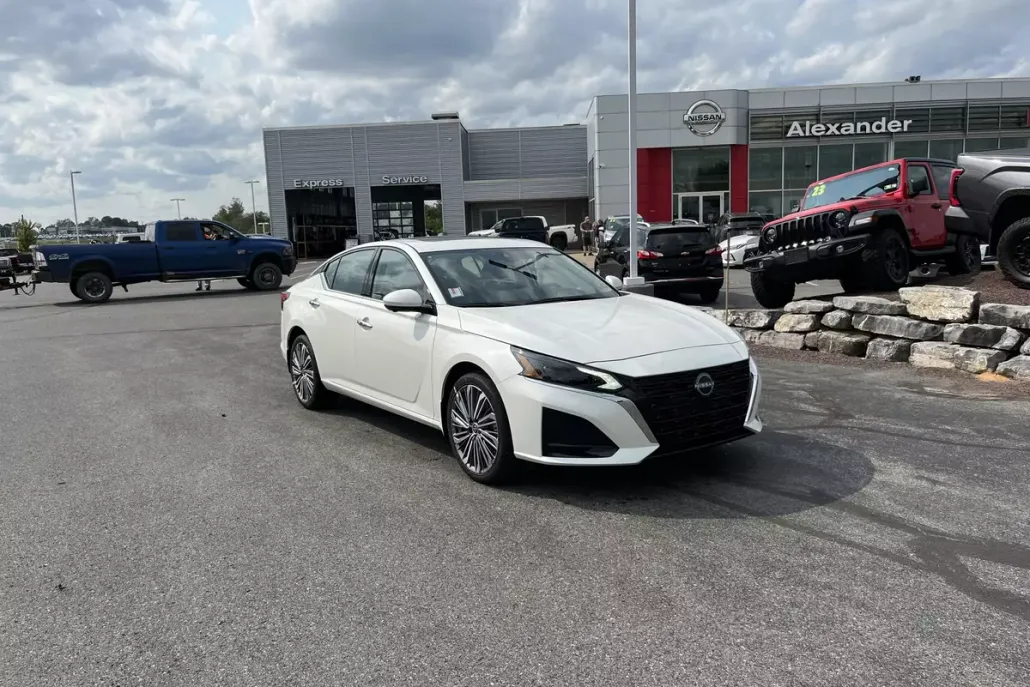 2025 Nissan Altima SL photo 1