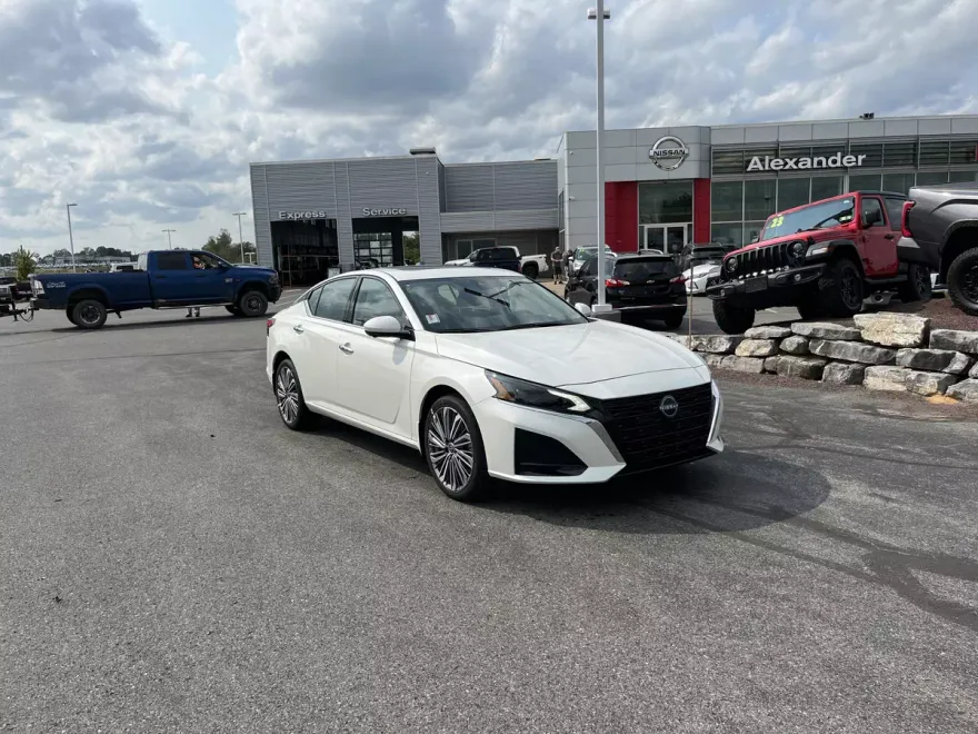 2025 Nissan Altima SL photo 1