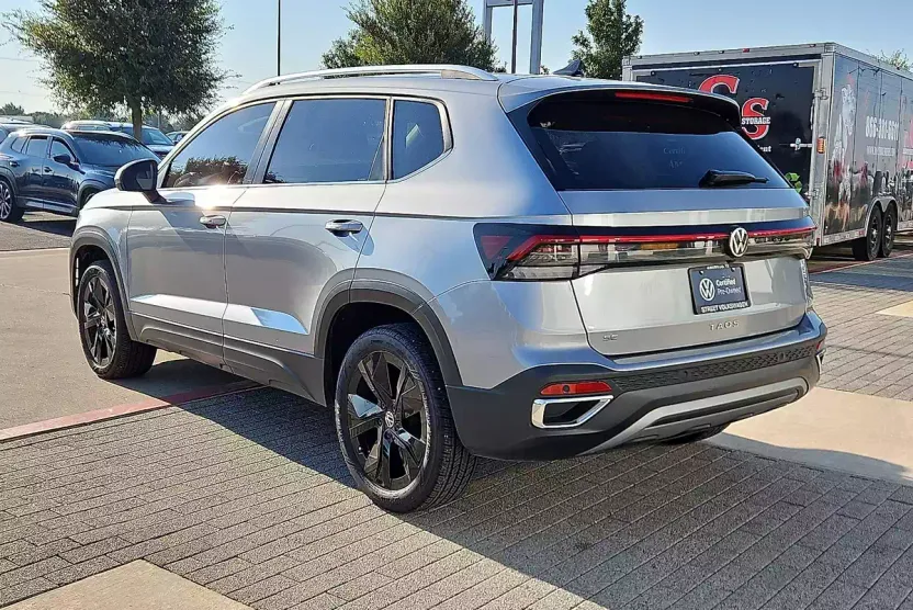 2025 Volkswagen Taos SE photo 1