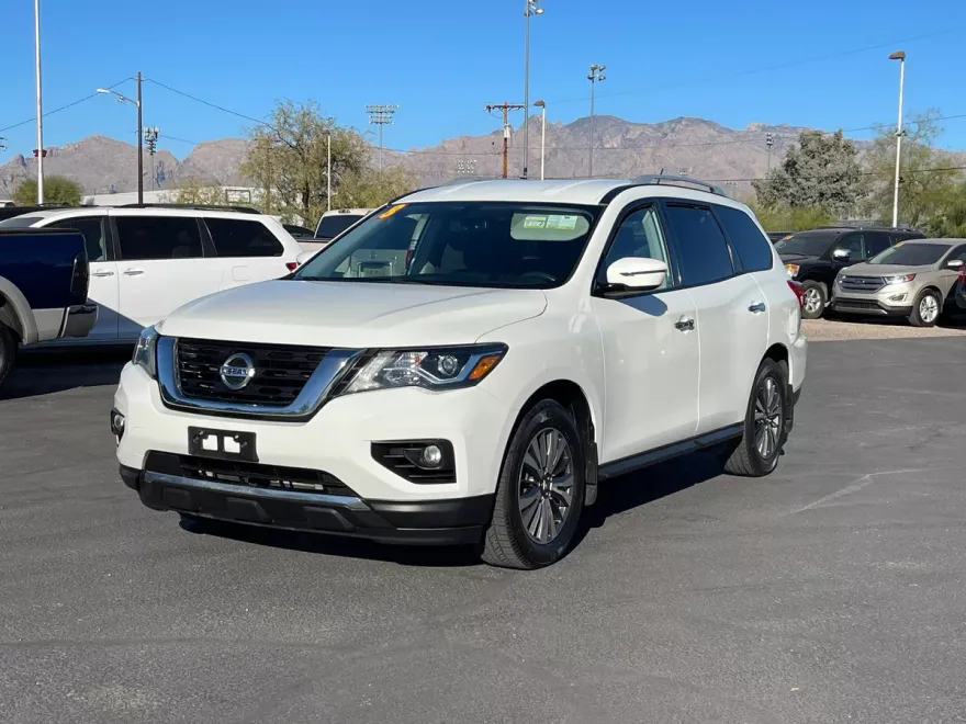 2018 Nissan Pathfinder SV photo 1