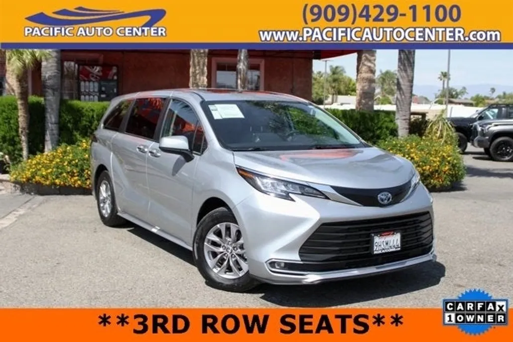2023 Toyota Sienna XLE photo 1
