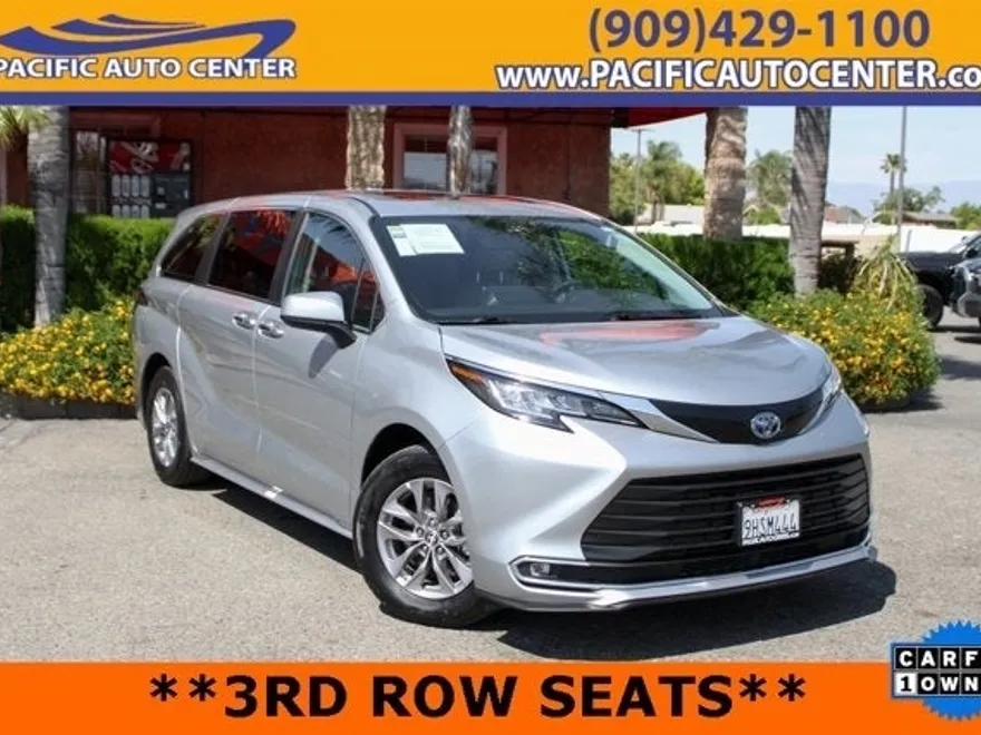 2023 Toyota Sienna XLE photo 1