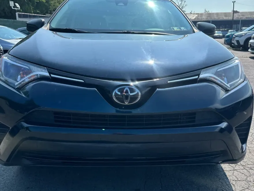 2018 Toyota RAV4 LE photo 1