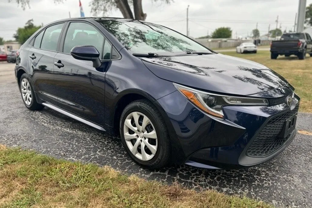 2022 Toyota Corolla LE photo 1
