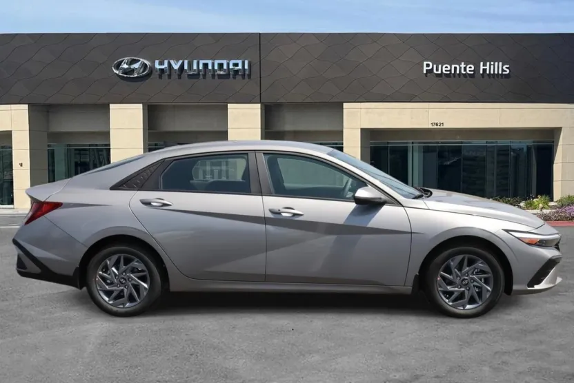 2025 Hyundai Elantra SEL Sport photo 1