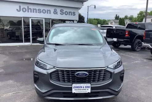2023 Ford Escape Titanium photo 2