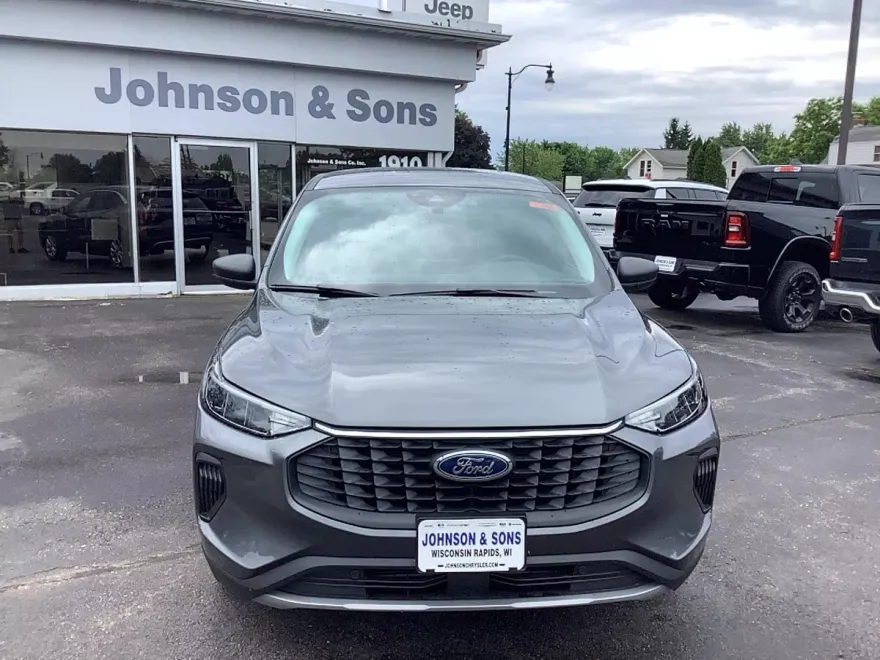 2023 Ford Escape Titanium photo 2