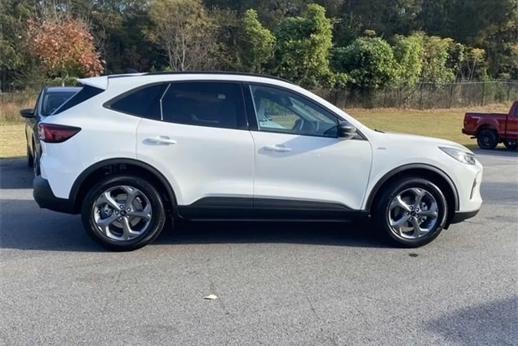 2025 Ford Escape ST-Line photo 1