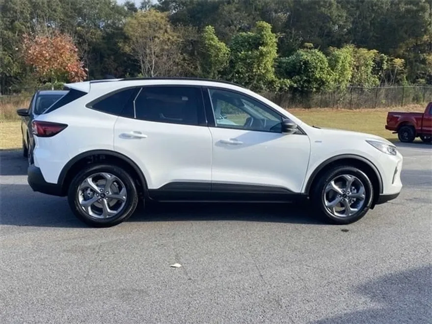 2025 Ford Escape ST-Line photo 1