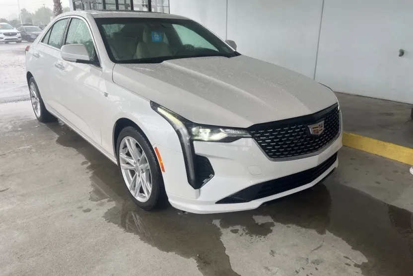 2022 Cadillac CT4 Luxury photo 1