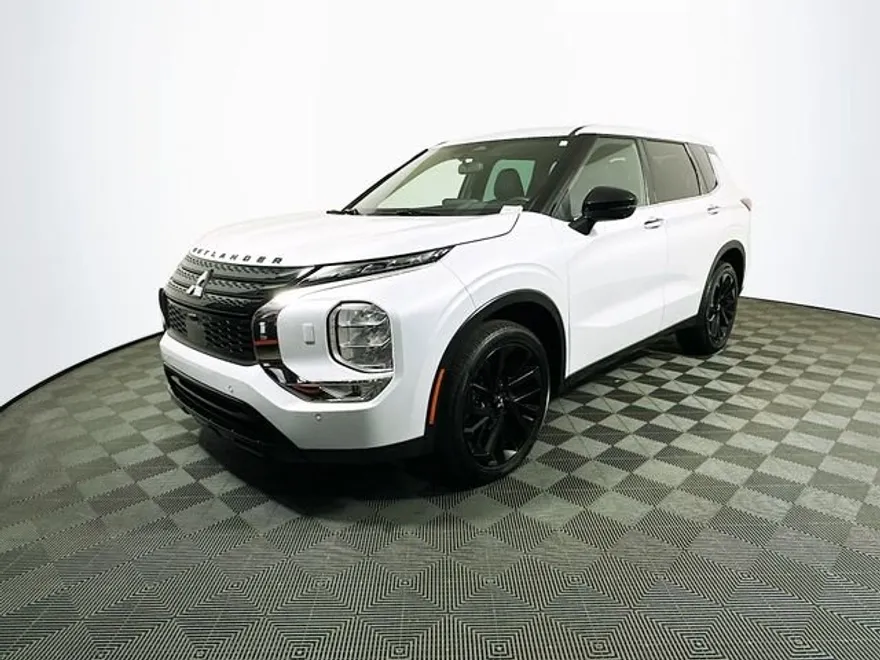 2023 Mitsubishi Outlander SE Black Edition photo 1