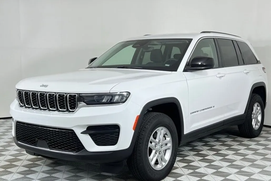 2023 Jeep Grand Cherokee Laredo photo 1