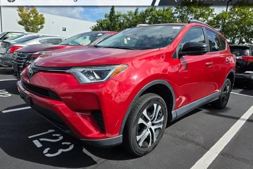 2017 Toyota RAV4 LE photo 1