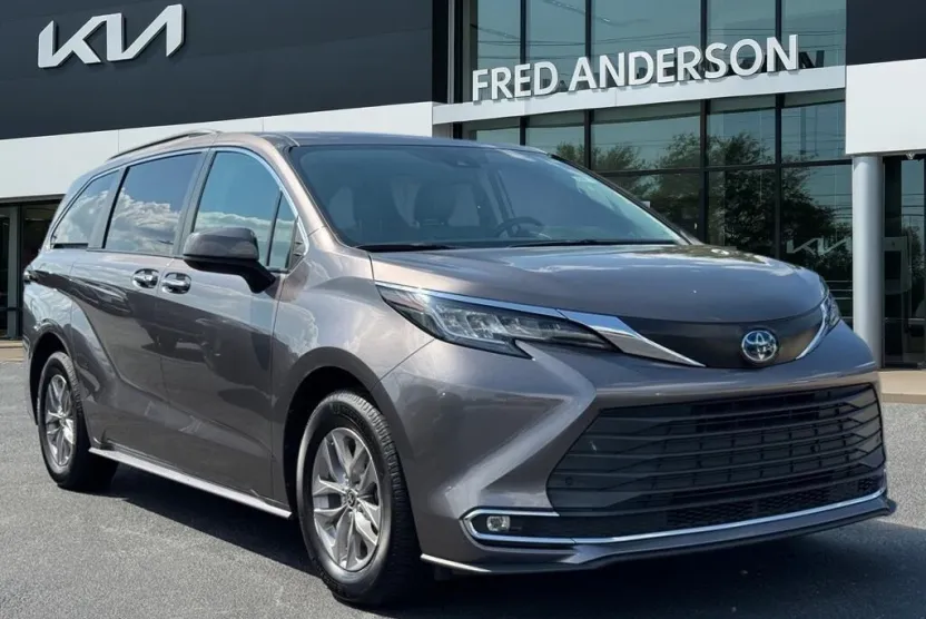 2022 Toyota Sienna XLE photo 1