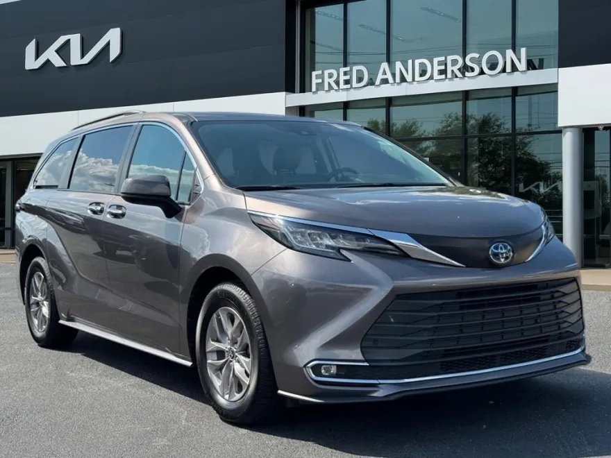 2022 Toyota Sienna XLE photo 1