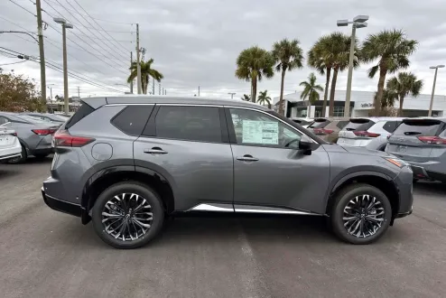 2025 Nissan Rogue Platinum photo 2
