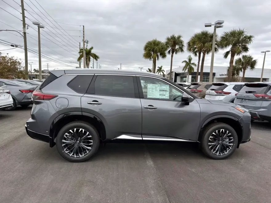 2025 Nissan Rogue Platinum photo 2