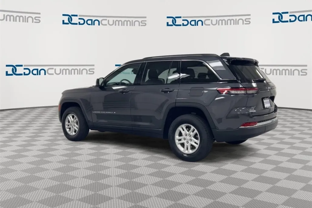 2022 Jeep Grand Cherokee Laredo photo 1