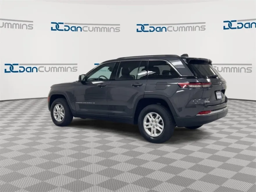 2022 Jeep Grand Cherokee Laredo photo 1