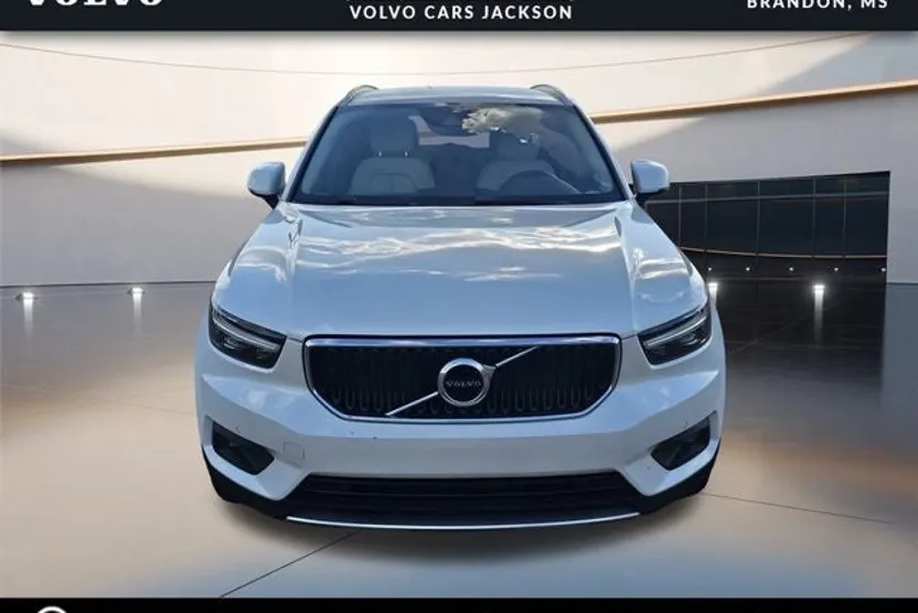 2022 Volvo XC40 T5 AWD Momentum photo 1