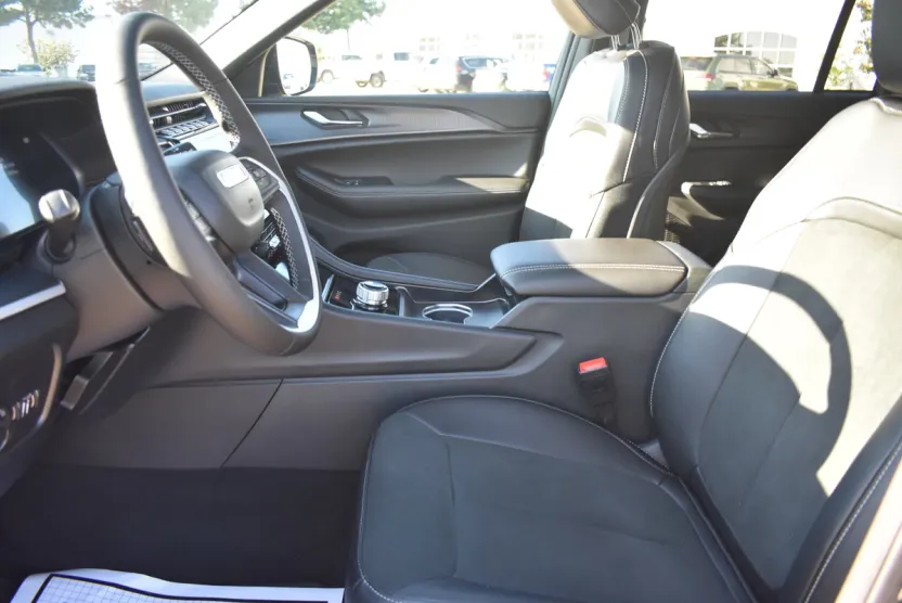 2025 Jeep Grand Cherokee Altitude photo 1