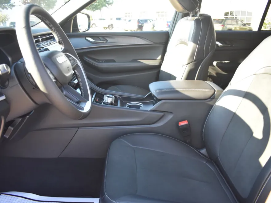 2025 Jeep Grand Cherokee Altitude photo 1