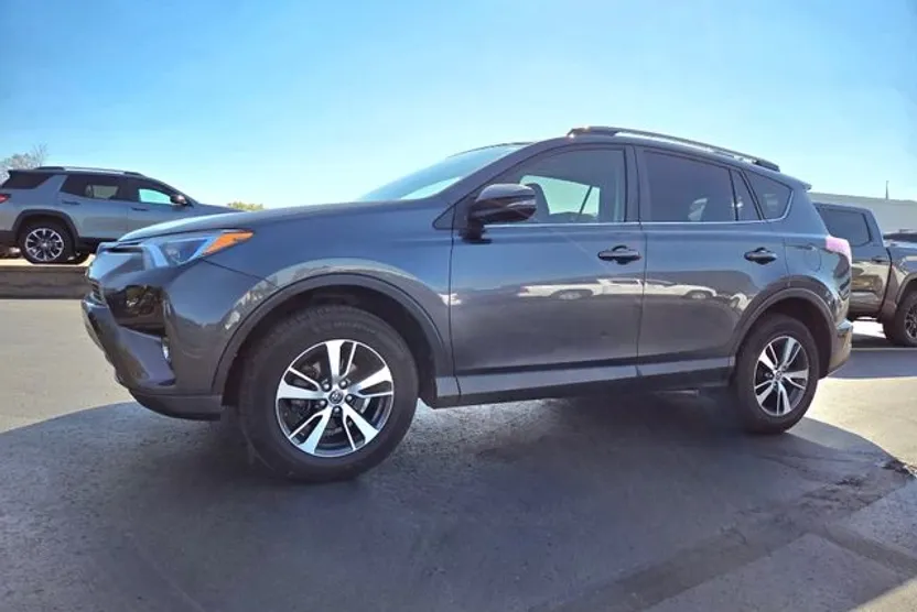 2018 Toyota RAV4 XLE photo 1
