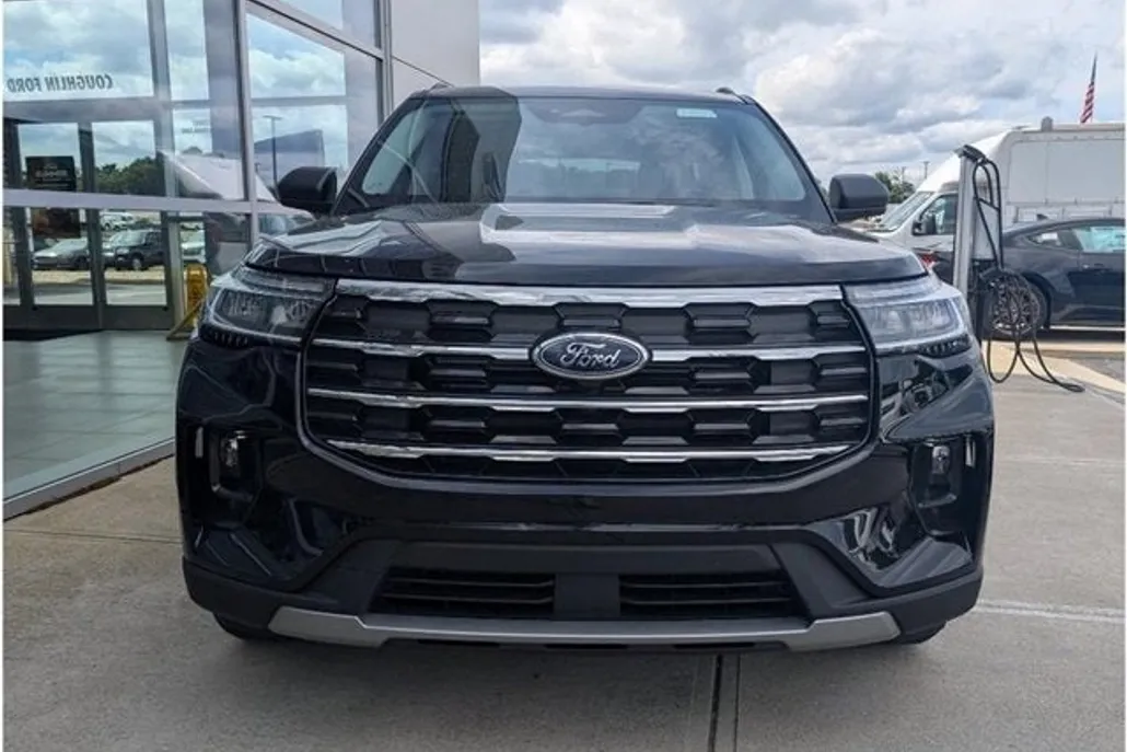 2025 Ford Explorer photo 1