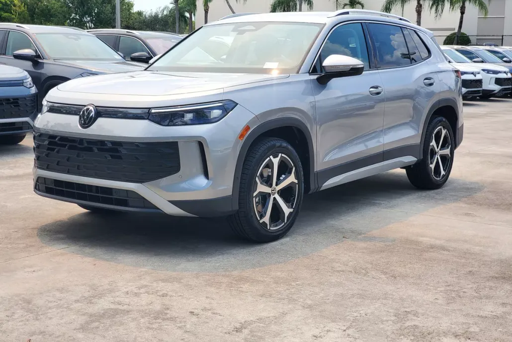 2025 Volkswagen Tiguan SE photo 1