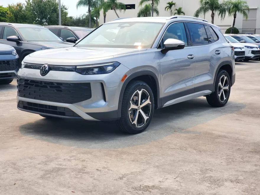 2025 Volkswagen Tiguan SE photo 1