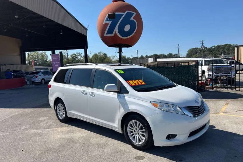 2015 Toyota Sienna XLE photo 1