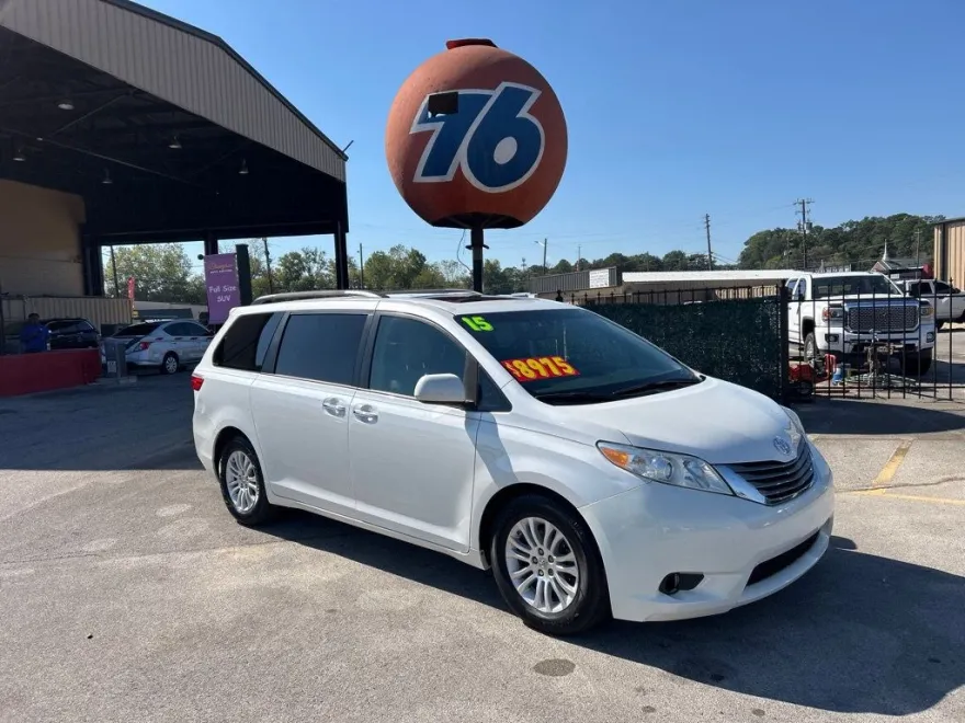 2015 Toyota Sienna XLE photo 1
