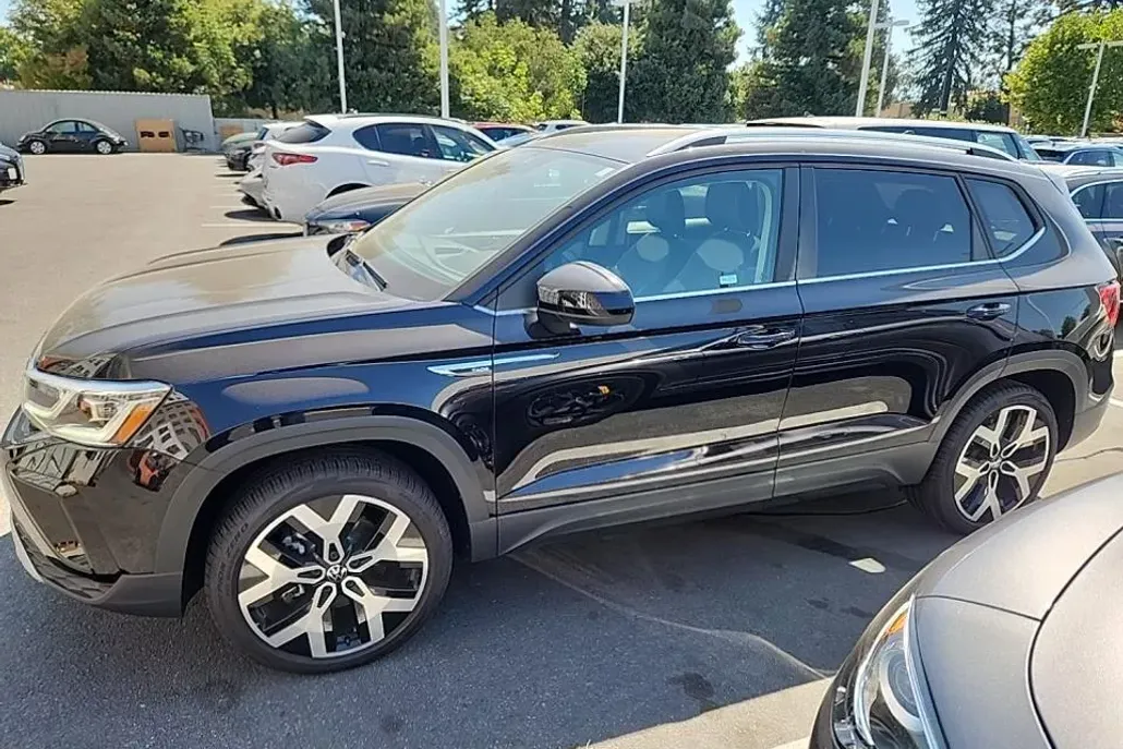 2023 Volkswagen Taos SEL photo 1