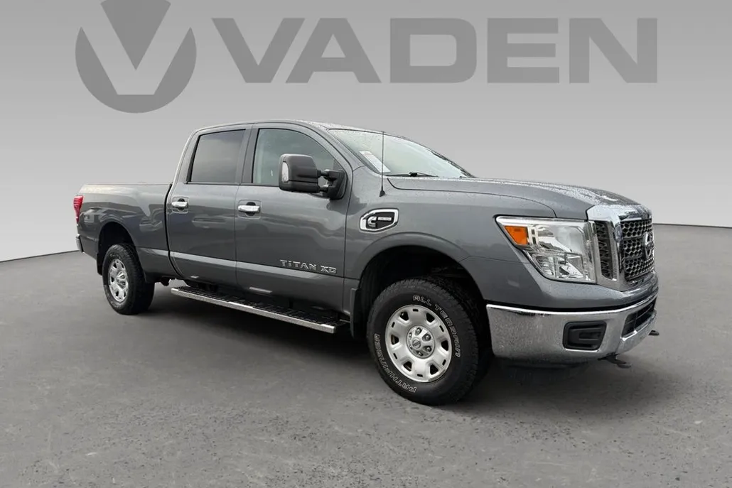 2017 Nissan Titan SV photo 1