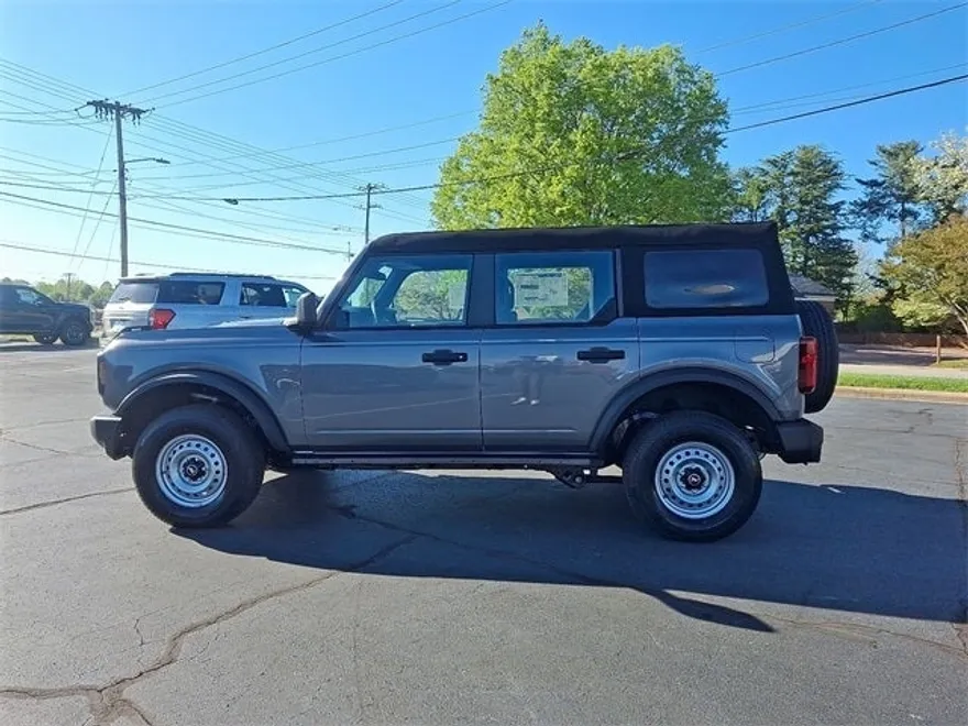 2025 Ford Bronco Base photo 4
