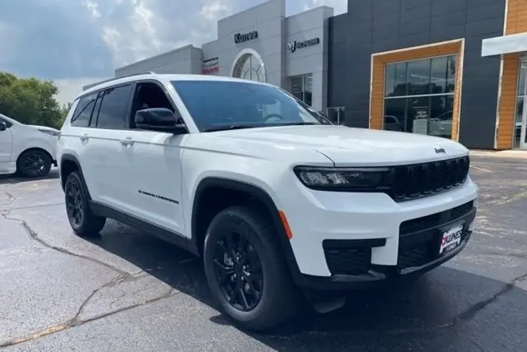 2025 Jeep Grand Cherokee Altitude photo 1