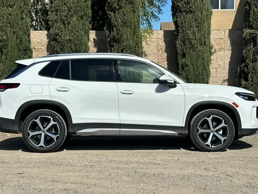 2025 Volkswagen Tiguan SE photo 1