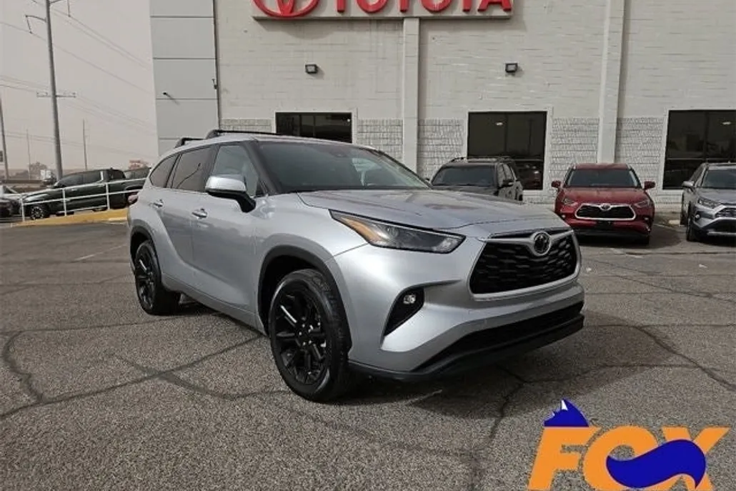 2023 Toyota Highlander LE photo 1