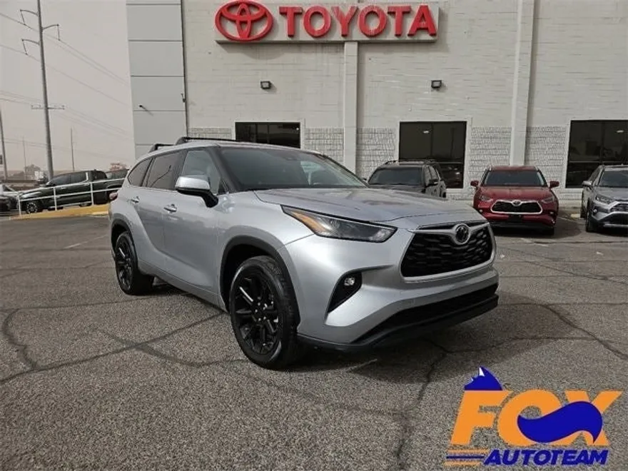 2023 Toyota Highlander LE photo 1