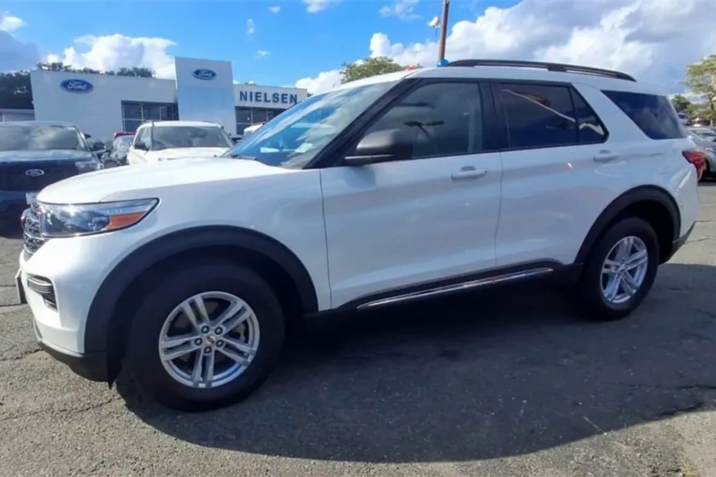 2022 Ford Explorer XLT photo 1