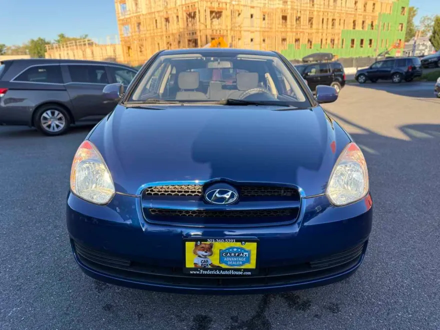 2010 Hyundai Accent GS photo 1