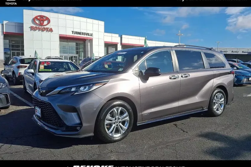 2021 Toyota Sienna XSE photo 1