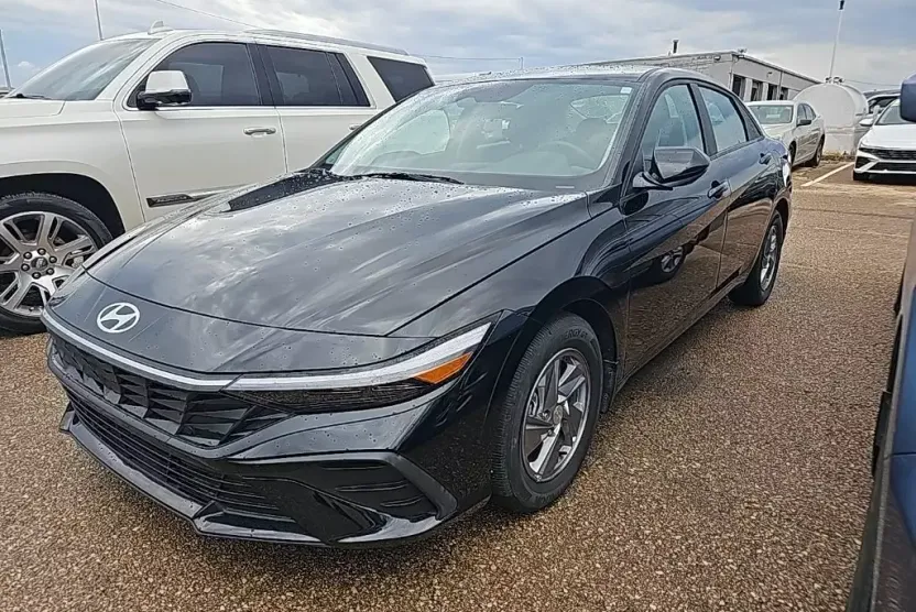 2024 Hyundai Elantra SE photo 1