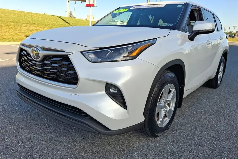 2022 Toyota Highlander Hybrid LE photo 1