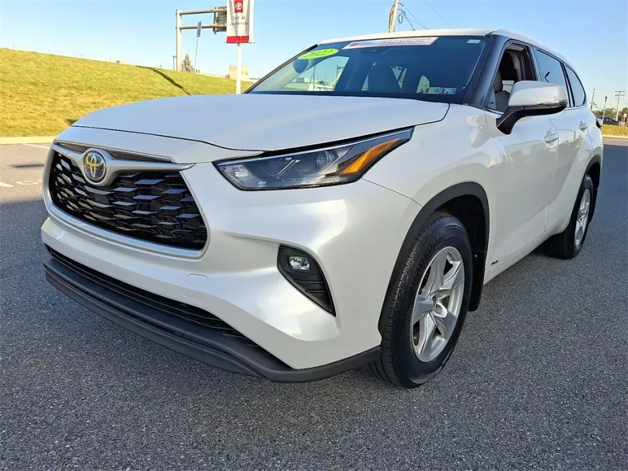 2022 Toyota Highlander Hybrid LE photo 1