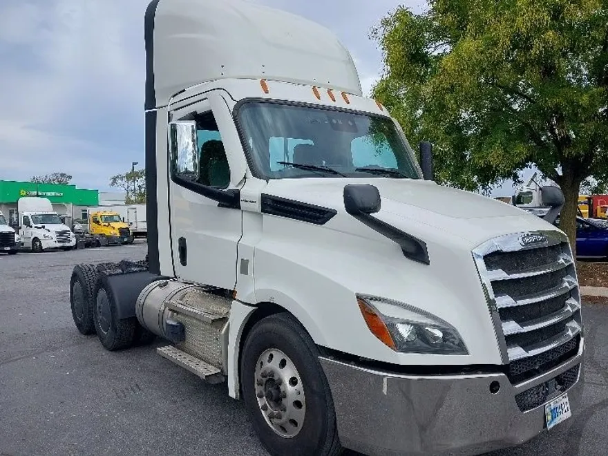 2020 Freightliner Cascadia 126" Day cab photo 1