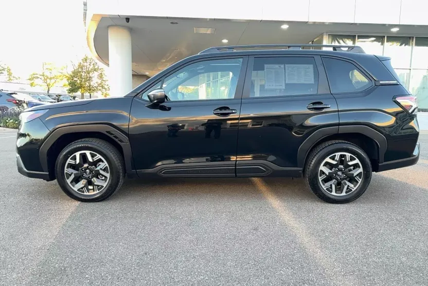 2025 Subaru Forester Premium photo 1